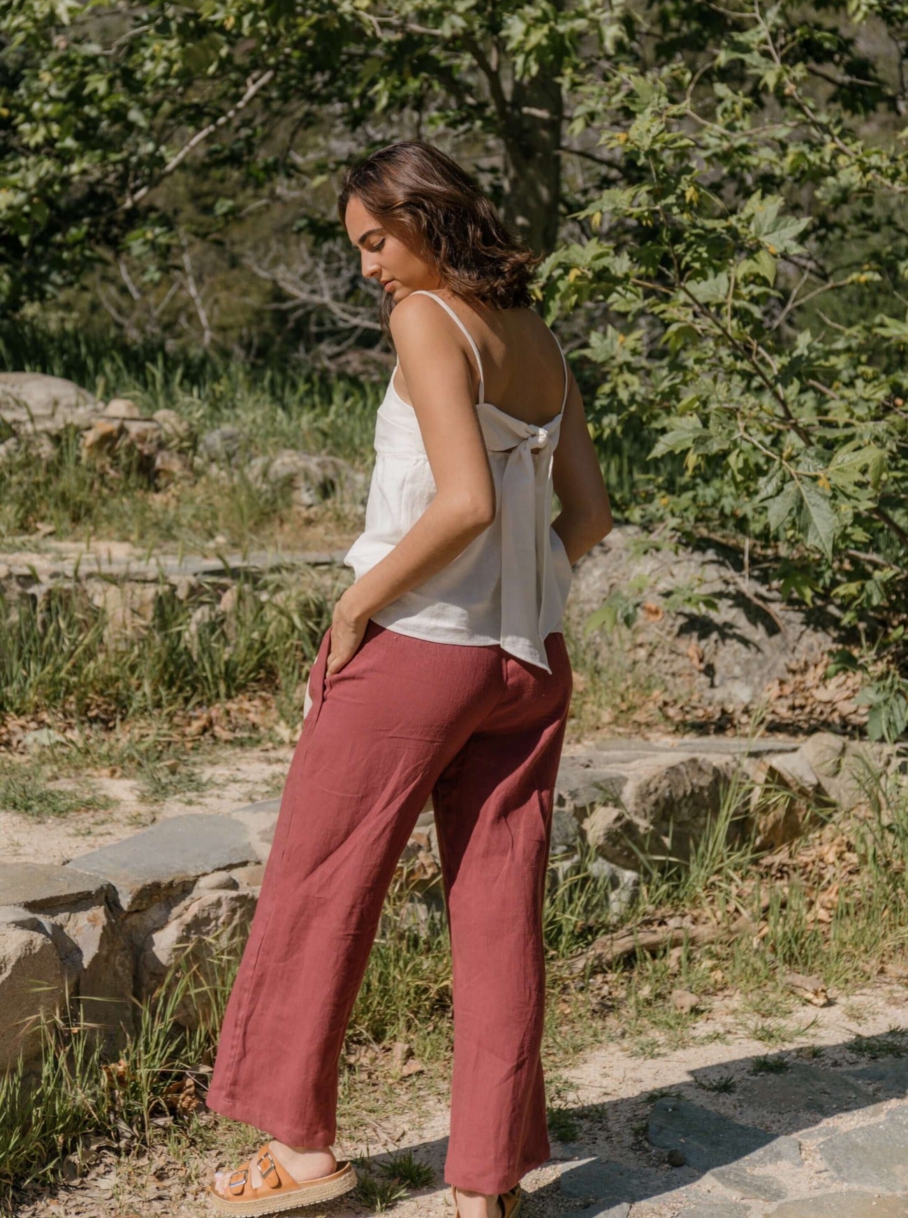 claret linen beach pant back view